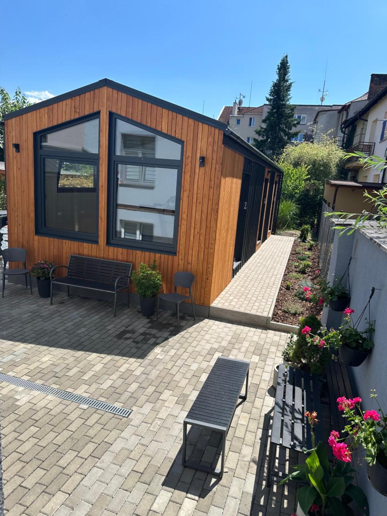 Pension Skylark Pardubice Exteriör bild